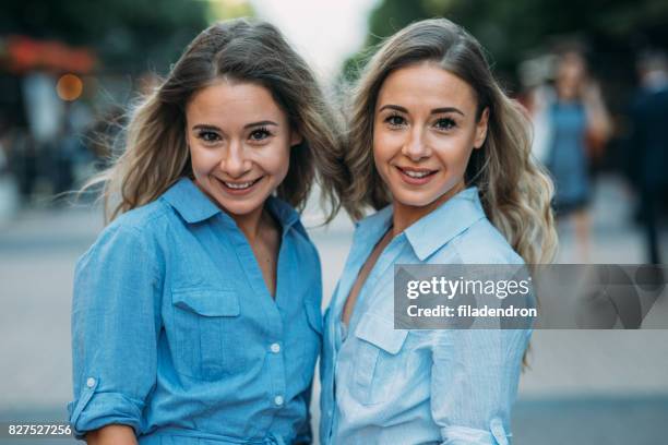 twins in the city - look alike stock pictures, royalty-free photos & images