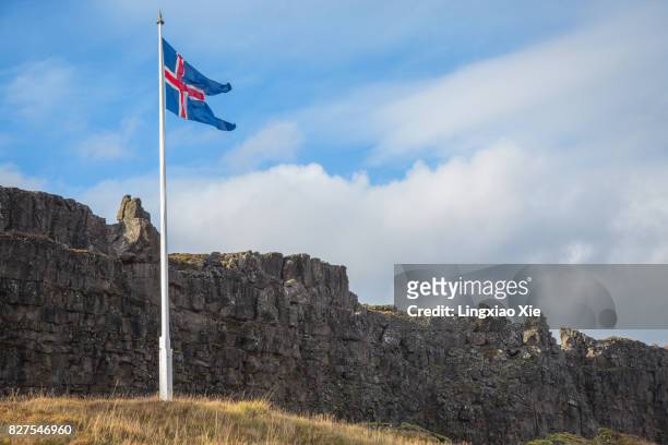 flag of iceland flying at lögberg, thingvellir national park, iceland - cultura islandesa fotografías e imágenes de stock