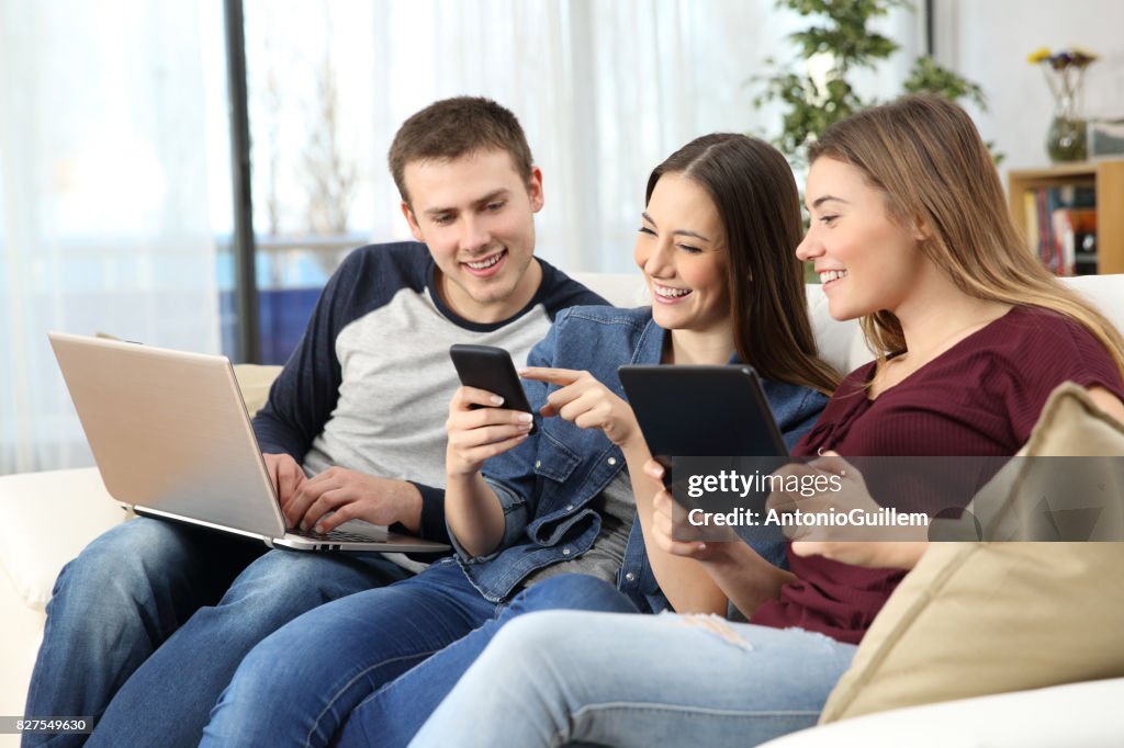 Amigos felices compartiendo en línea contenido en casa