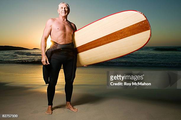 senior surfers - alter mann jung geblieben stock-fotos und bilder