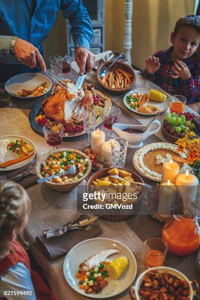 伝統的な祝日スタッフドターキーディナー - stuffed sweet potato ストックフォトと画像