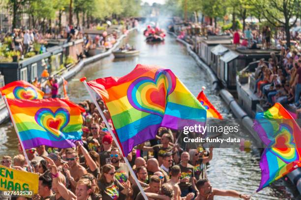 gay pride canal parade amsterdam - amsterdam canal stockfoto's en -beelden