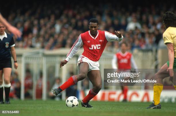 April 1988 Football League Division One : Arsenal v Norwich City: David Rocastle of Arsenal on the ball: Photo Mark Leech / Getty Images.