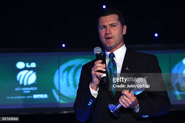 Simon Taufel wins the Umpire of the year during the ICC Awards on September 10, 2008 at Westin Mina Serahi Hotel and Resort in Dubai, United Arab...