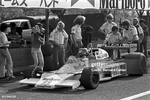 James Hunt, Teddy Mayer, Grand Prix of Japan, Fuji Speedway, 24 October 1976. McLaren team manager Teddy Mayer overlooking operations on James Hunt's...