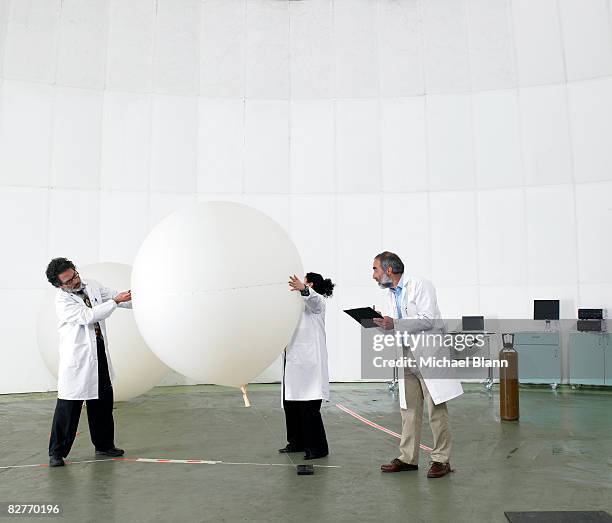 scientifiques l'enregistrement de données de laboratoire - équipement de laboratoire photos et images de collection