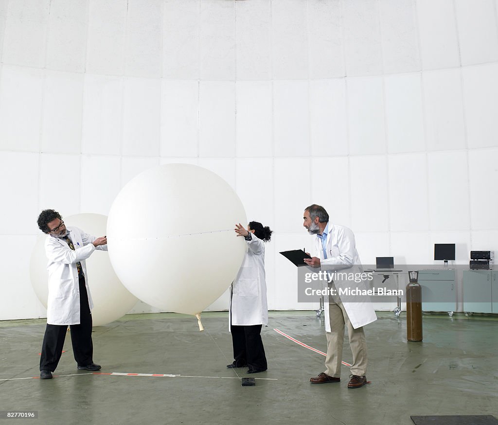 Cientistas em laboratório de gravação de dados
