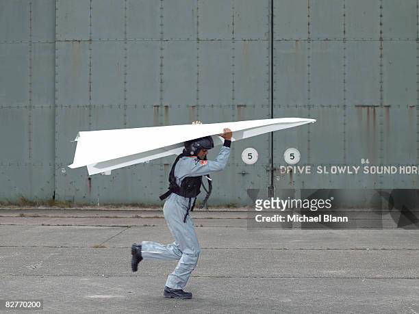 fighter pilot testing plane - comic image of man with gun in desert stockfoto's en -beelden