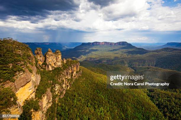 the three sisters, blue mountains, australia - australian rainforest photos et images de collection