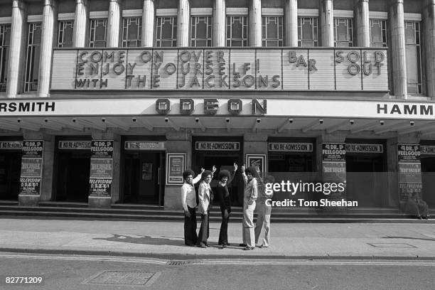 The Jacksons outside the Hammersmith Odeon, London, 1977. L-R: Tito, Marlon, Michael, Jackie, Randy.