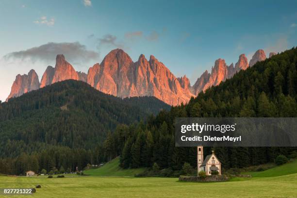 alpenglow alpes dolomitas - val di funes - dolomites - fotografias e filmes do acervo