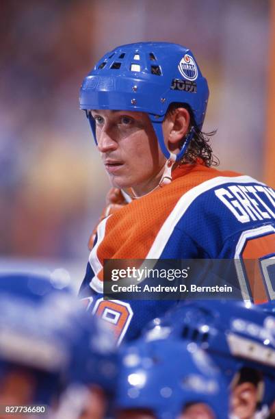 Wayne Gretzky of the Edmonton Oilers at the Great Western Forum on December 1986 in Inglewood, California.