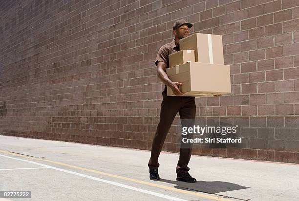 persona cajas de transporte de entrega - delivery person fotografías e imágenes de stock