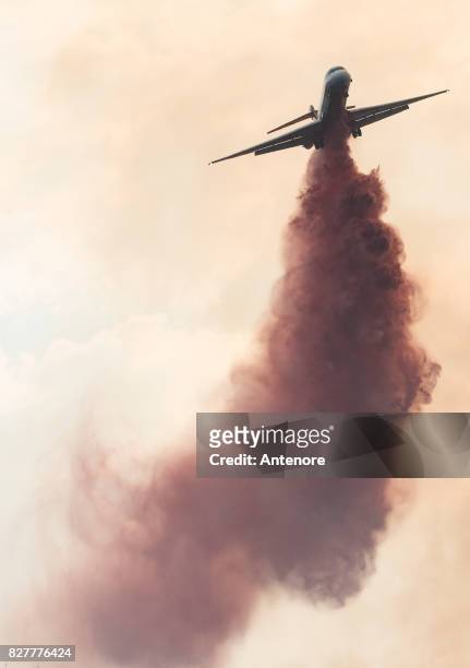 firefighting place drop - airplane fire stock pictures, royalty-free photos & images