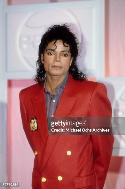 Michael Jackson poses at a Pepsi Cola public relations event on the eve of the Radio City Music Hall Grammy Awards March 1, 1988 in New York City,...
