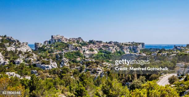 les baux-de-provence and chateau des baux - les alpilles stockfoto's en -beelden