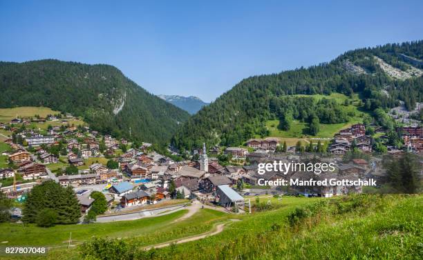 alpine resort town of la clusaz - haute savoie stock-fotos und bilder