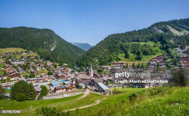 alpine resort town of la clusaz - haute savoie - fotografias e filmes do acervo