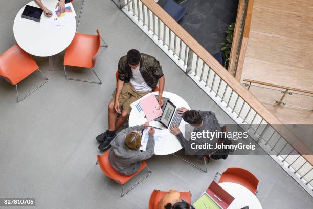 kleine groep van studenten samenwerken, man met laptop, vriend weergegeven: document - ronde tafel stockfoto's en -beelden