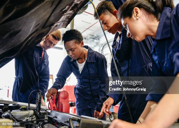 gruppe der schüler mechanik aufarbeitung auf auto-motor mit kapuze - schulbeginn stock-fotos und bilder