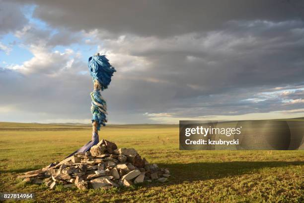 santuario o altare rupestre sciamanico, noto come ovoo (o obo) - mongolia foto e immagini stock