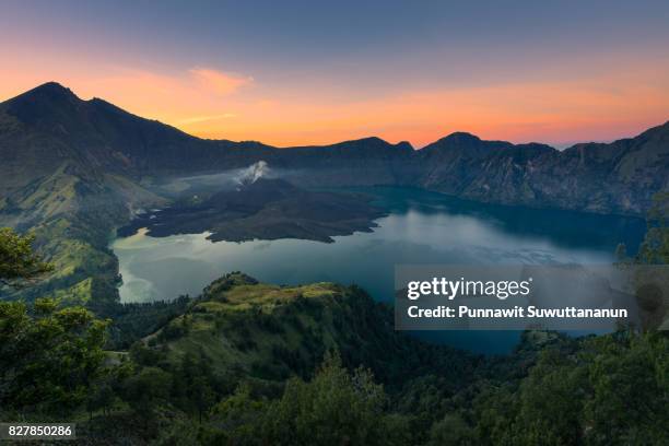 rinjani active volcano mountain in a morning sunrise, lombok island, indonesia - vulkan rinjani stock-fotos und bilder