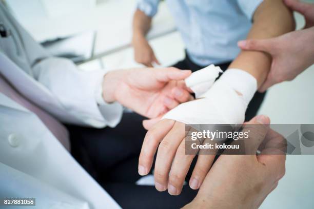 um homem que usava um anel de casamento tem um médico para receber um subsídio por lesão. - hand injury - fotografias e filmes do acervo