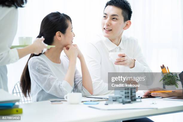 in the middle of the meeting, the woman carried the drink and wore it. - folder mockup stock pictures, royalty-free photos & images