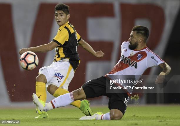 Paraguay's Guarani midfielder Antonio Marin vies for the ball with Argentina's River Plate midfielder Ariel Rojas during their Copa Libertadores 2017...