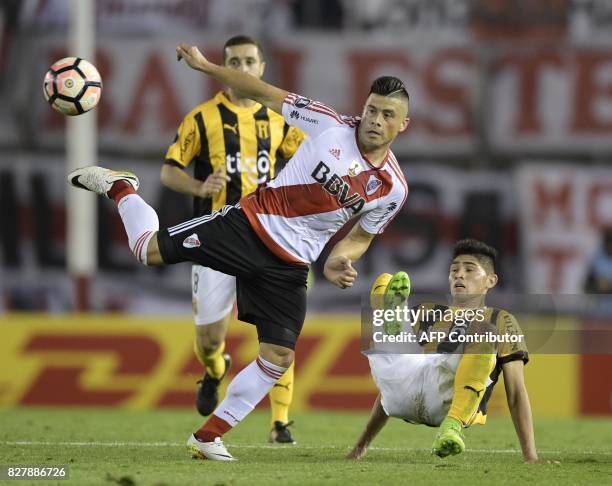 Argentina's River Plate defender Jorge Moreira vies for the ball with Paraguay's Guarani midfielder Antonio Marin during their Copa Libertadores 2017...