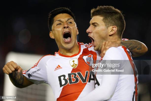 Lucas Alario of River Plate celebrates with teammate Enzo Perez after scoring the first goal of his team during a second leg match between River...