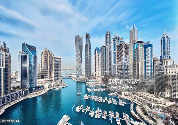 marina de dubai horizonte de la ciudad en los emiratos árabes unidos - dársena fotografías e imágenes de stock