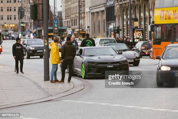 straße der jungfernstieg in hamburg. - polizei hamburg stock-fotos und bilder