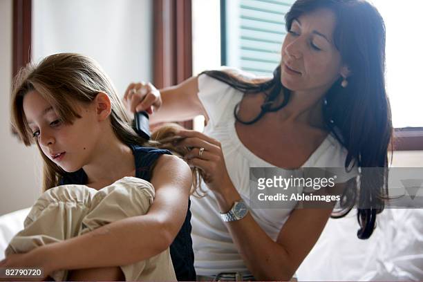 mutter tochter haare bürsten - women haircare stock-fotos und bilder