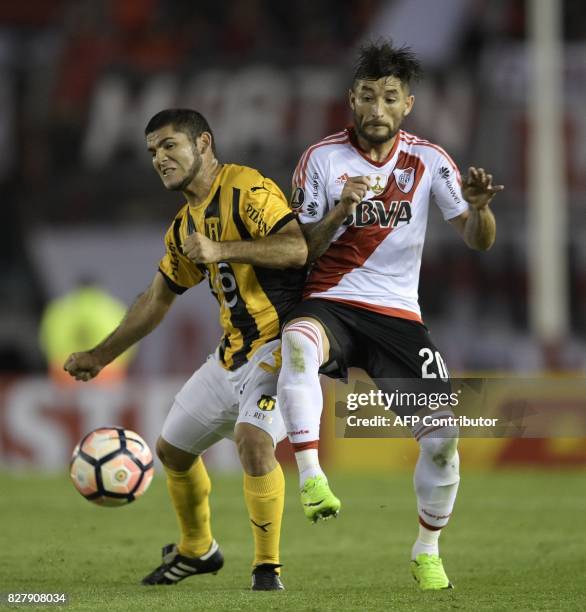 Paraguay's Guarani midfielder Ramon Martinez vies for the ball with Argentina's River Plate defender Milton Casco during their Copa Libertadores 2017...