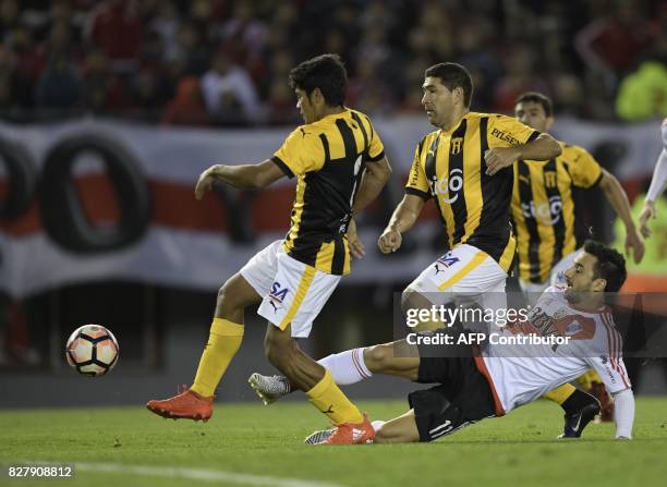 Argentina's River Plate forward Ignacio Scocco vies for the ball with Paraguay's Guarani defender Robert Rojas during their Copa Libertadores 2017...