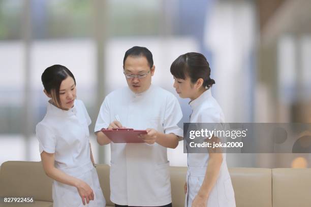 medical staffs discussing at hospital - 職場 stock pictures, royalty-free photos & images