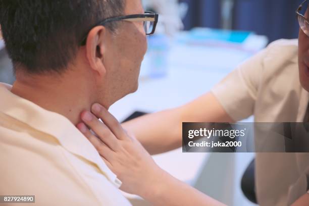 medisch onderzoek door de arts bij kliniek - 医療従事者 stockfoto's en -beelden