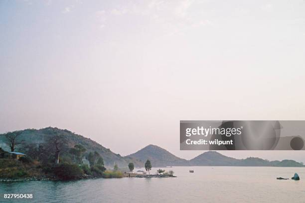 fernbedienung african village - see lake malawi stock-fotos und bilder