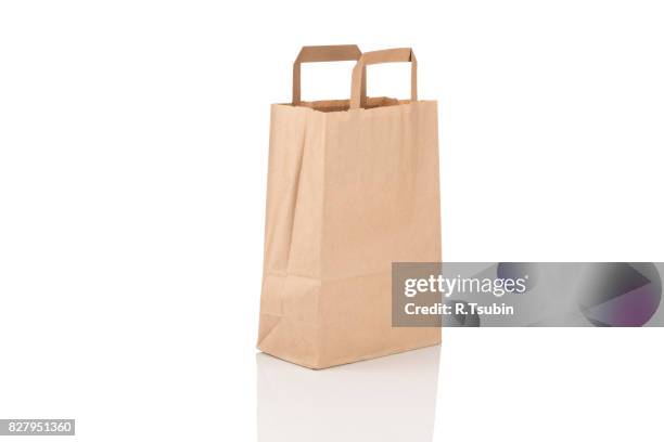 paper bag isolated - tragetasche oder tragebeutel stock-fotos und bilder