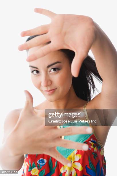mixed race woman forming frame with hands - dedos fazendo moldura - fotografias e filmes do acervo