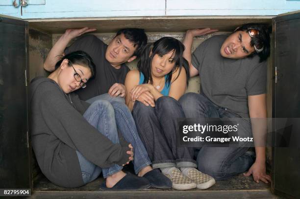multi-ethnic group squeezed in small space - spremere foto e immagini stock