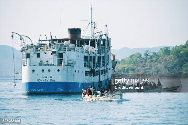 bretterbuden passagiere - see lake malawi stock-fotos und bilder