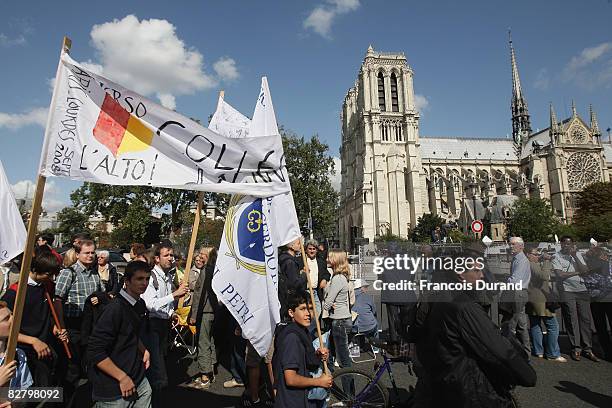 Catholics wait for Pope Benedict XVI arrival at the iconic Notre Dame cathedral during an evening service, on September 12, 2008 in Paris, France....