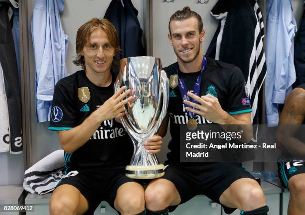 Luka Modric and Gareth Bale of Real Madrid pose with the trophy after the UEFA Super Cup match between Real Madrid and Manchester United at Philip II...