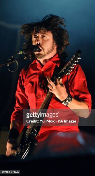 Dave Grohl of the Foo Fighters performs on the Main Stage at the Reading Festival Saturday 27 August 2005.