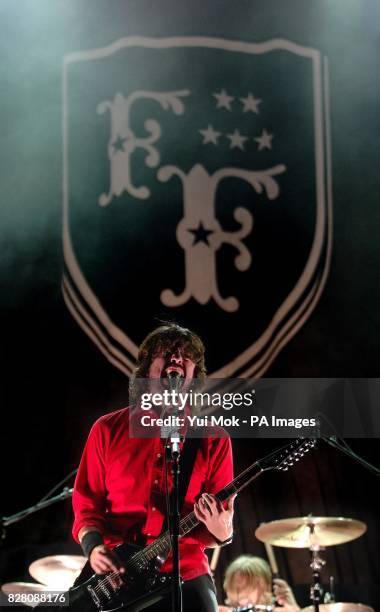 Dave Grohl of the Foo Fighters performs on the Main Stage at the Reading Festival Saturday 27 August 2005. PRESS ASSOCIATION Photo. Photo credit...