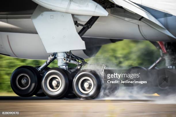 avião pousando equipamento - landing gear - fotografias e filmes do acervo