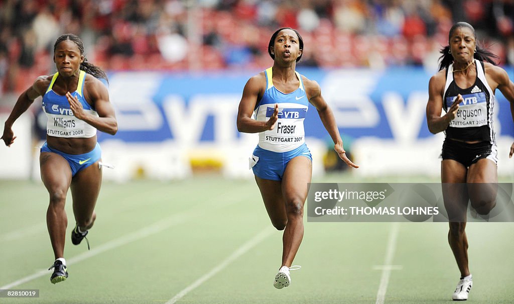 Jamaica's Shelly-Ann Fraser (C) races to