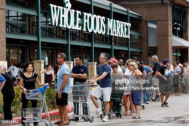 Long Line At Store Long Grocery Line Photos and Premium High Res Pictures - Getty Images